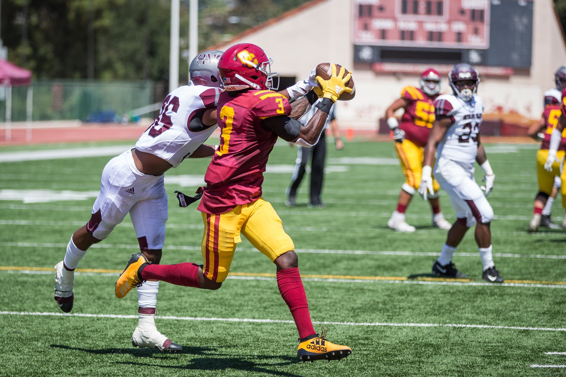 Glendale battles but falls to Antelope Valley 27-21; Jalen Lawrence scores three touchdowns