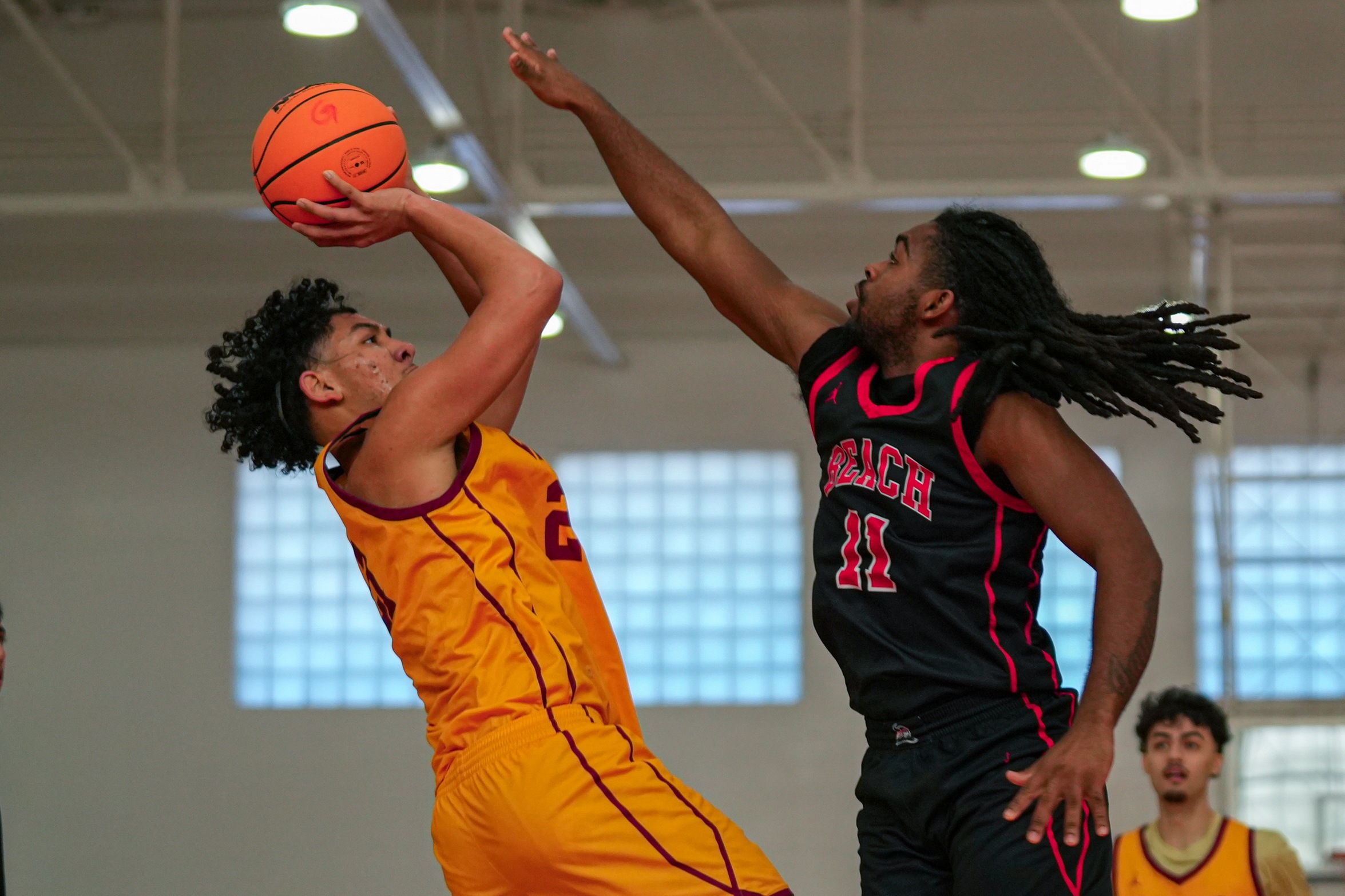 Vaqueros Battle Back in Second Half, Fall 73&ndash;63 to Long Beach